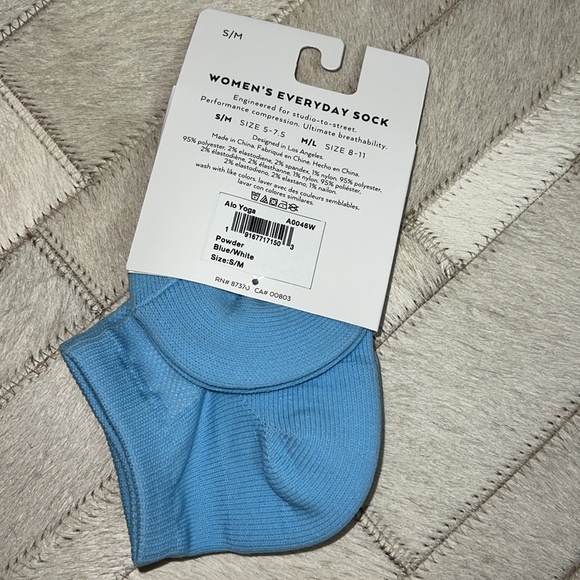Alo Yoga woman’s everyday socks - Picture 7 of 8